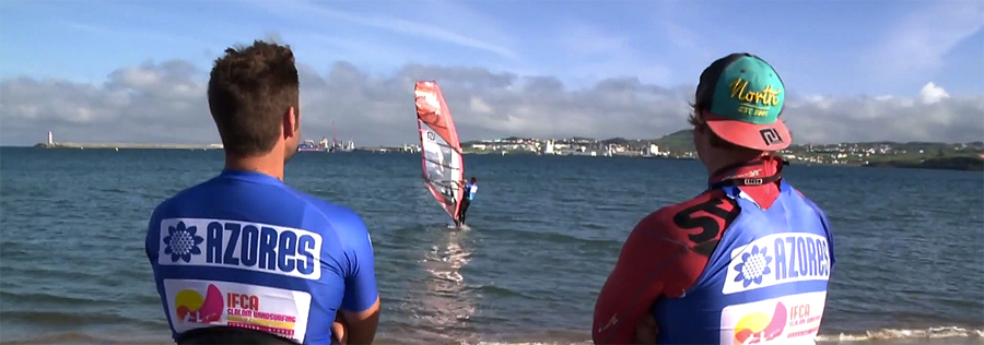 Vincent Langer and Gunnar Asmussen check the conditions from the beach