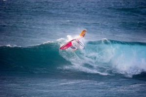 The Stubby & Klaas go for a wave 360 (Pic: Carter/PWA)