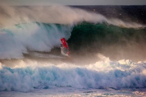Klaas in a big wave in Maui 2016 (Pic: Carter/PWA)