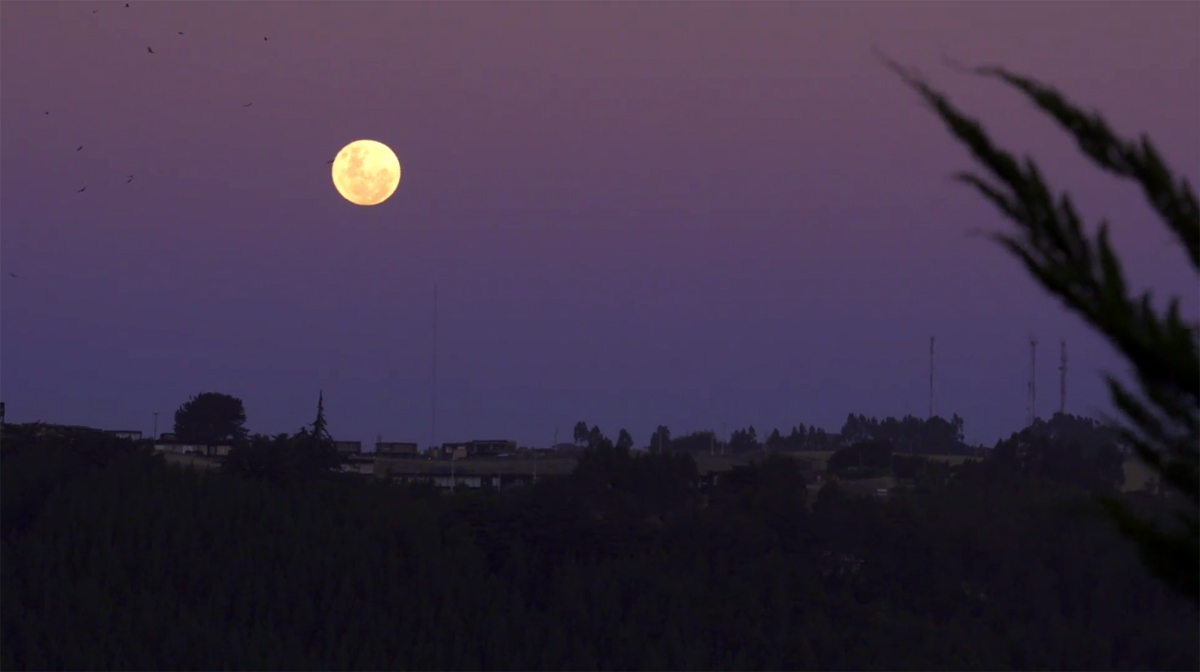 Exciting moon rise over Chile's Pacific Ocean