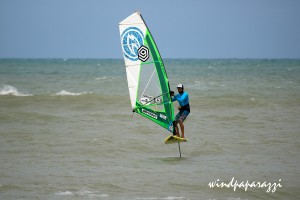 Kauli on his windfoil in Brazilian waters (Photo: André Zinsly/Windpaparazzi)