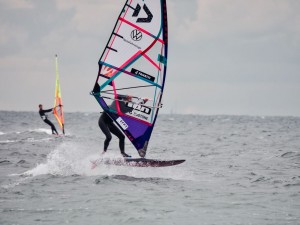 Niclas Nebelung with a top performance in the tow-in and in the windsurfing session (Photo by Valentin Boeckler)