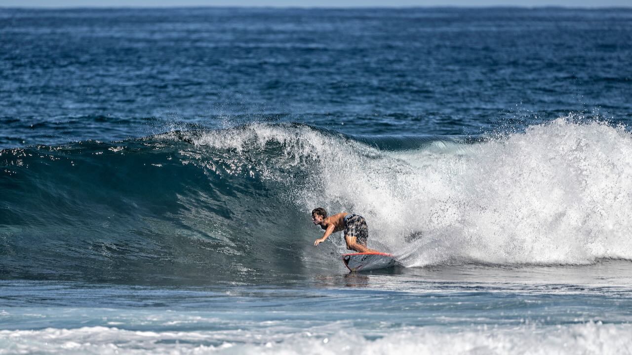 Liam Dunkerbeck surfs Ho'okipa (Photo: Fish Bowl Diaries)
